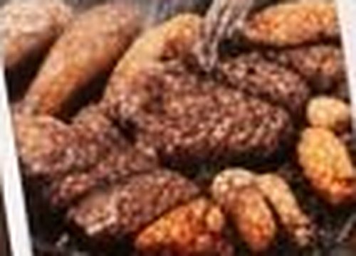 Cortes de asado dorándose sobre la parrilla